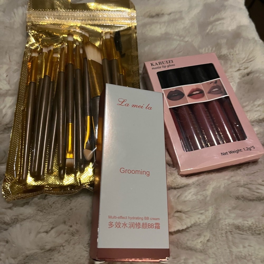 Makeup Brush Set and Lip Gloss Bundle